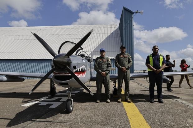 Presidente Abinader supervisa ensamblaje de aviones dominicanos 