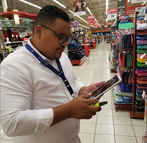 Un inspector de Pro Consumidor observa ofertas de útiles escolares en un establecimiento de la capital.

