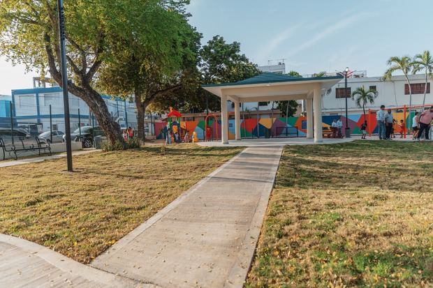 Carolina Mejía inaugura parque 30 de Mayo renovado.