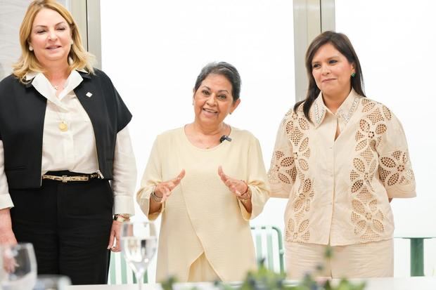 Carmen Alicia Quijano de Aguilera, presidenta del Voluntariado Banreservas, agradece la oportunidad de esta nueva labor. Desde la izquierda, Patricia Bisonó y Johanna Aguilera Quijano