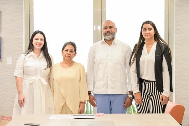 3.	Carmen Quijano, presidenta del Voluntariado Banreservas, junto al equipo del Voluntariado Banreservas. Desde la izquierda: Paulina Rodríguez, Robert Mateo, Vanessa Haché