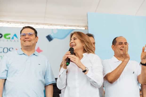 Carolina Mejía, junto a Yayo Sanz Lovatón y otro invitado