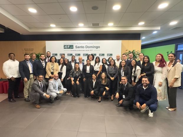 CEF.- Santo Domingo gradúa a 30 de la Superintendencia de Bancos en programa especializado.