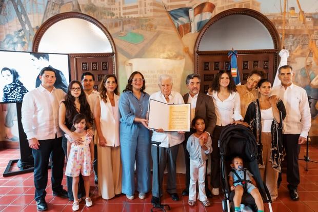 Alcaldía del Distrito Nacional reconoció a Arlette Fernández.