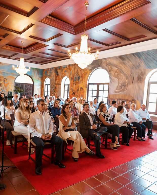  Elizabeth Mateo, hizo la entrega formal del reconocimiento a sus familiares en la sala magna del Palacio Consistorial.