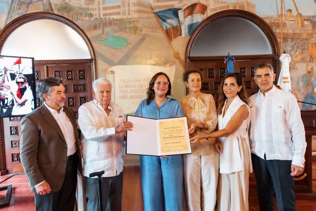 Alcaldía del DN honra a Arlette Fernández póstumamente.