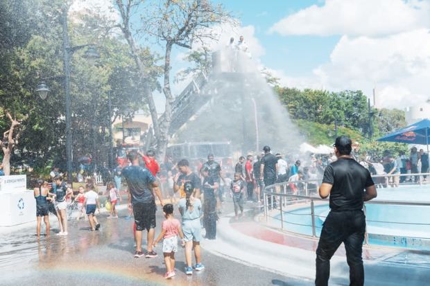 Cuerpo de Bomberos del Distrito Nacional llenó de alegría a los asistentes del parque Iberoamérica.