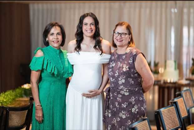 Las madres de la pareja junto a Alicia.