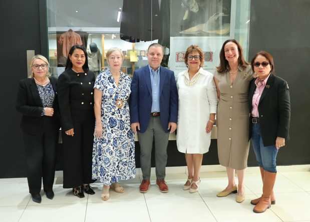Fundación Cultural Verónica Sención & Ylonka Nacidit Perdomo.