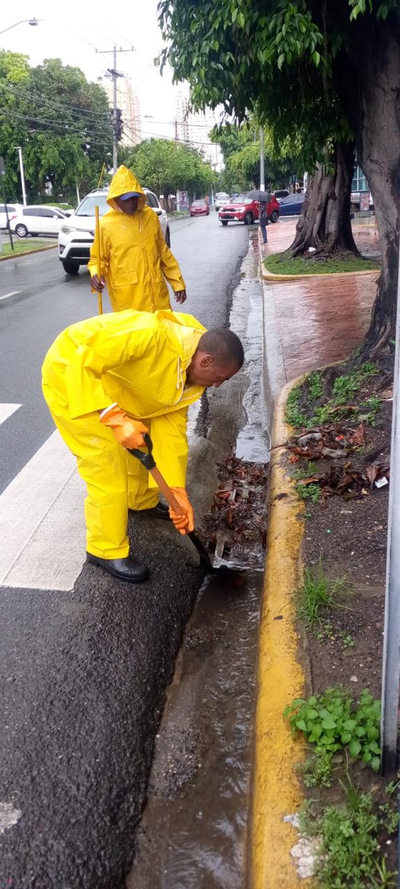 Alcaldía del Distrito Nacional activa medidas de emergencia ante aguaceros y alerta roja por tormenta tropical