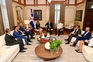 La gobernadora Hochul llegó a la Casa de Gobierno acompañada del congresista Adriano Espaillat y de una delegación de líderes gubernamentales y comunitarios.