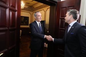 Hegseth se reúne con Abinader en su primera visita a RD
