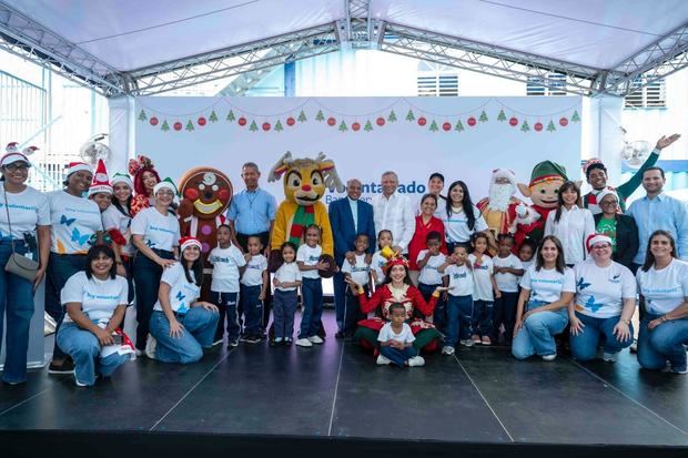 Voluntariado Banreservas celebra Navidad con niños.
