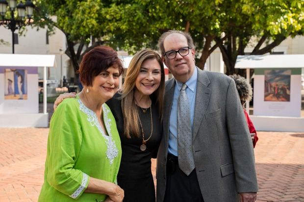 INICIA y Alcaldía del DN presentan Retrato de Mujer en Parque Colón.