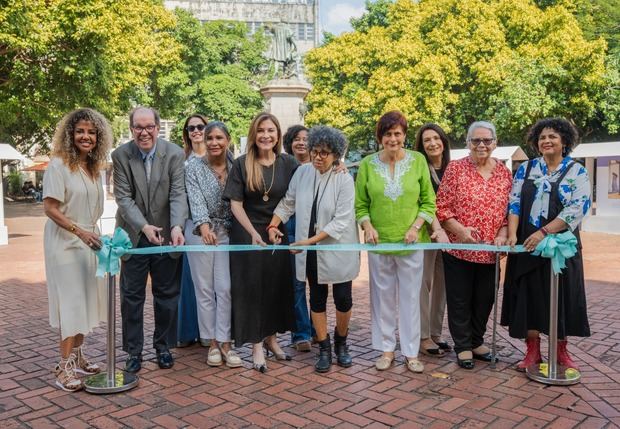 Esta exhibición rinde homenaje al legado de veinte pintoras dominicanas.
