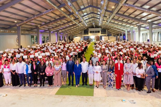 152 mujeres fortalecen su autonomía económica tras graduarse de Mujeres Súper Emprendedoras