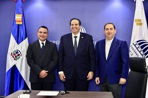 Ministro de Salud juramenta a Julio César Landrón como nuevo director del Servicio Nacional de Salud