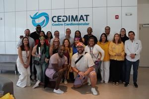 Miembros del Fondo para la Niñez David Ortiz y equipo médico de CEDIMAT.