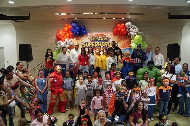 David Ortiz y equipo médico de CEDIMAT junto a niños y niñas beneficiados e intervenidos quirúrgicamente por alguna cardiopatía.