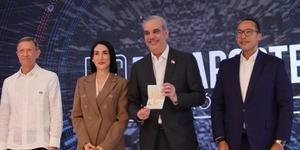 Presidente Abinader recibe el primer pasaporte electrónico de RD