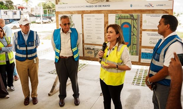 Carolina Mejía recibe elogios por avances en obras deportivas.
