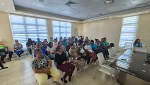 La actividad promovió un espacio participativo donde usuarios y colaboradores realizaron preguntas y recibieron orientación profesional.