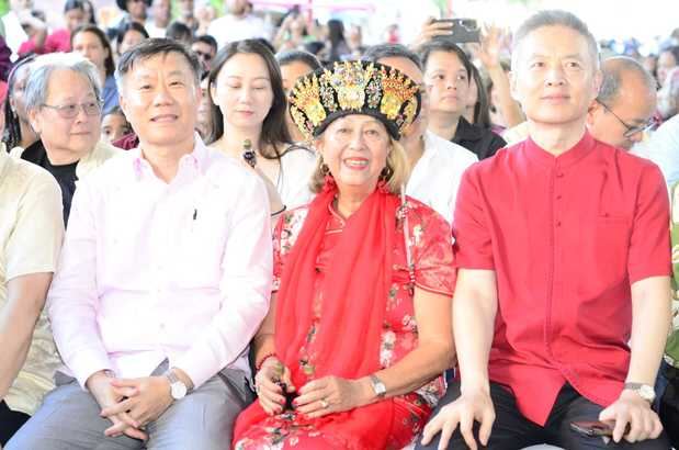 El evento combinó expresiones artísticas orientales, danzas tradicionales y un espectáculo musical especial.
