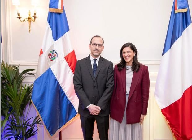 El embajador David Puig y Elenore Caroit