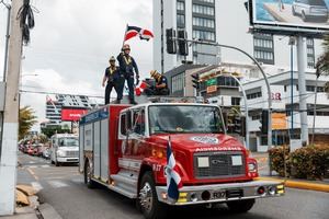 Bomberos del DN celebran 98 años con graduación y desfile