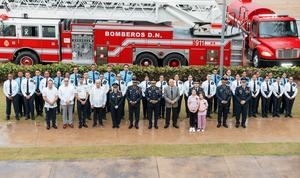 Bomberos del DN celebran 98 años con graduación y desfile.