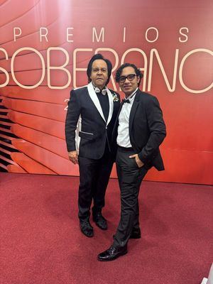 La destacada presencia de Leonel Lirio y Emiliano García roba miradas en la Alfombra Roja
