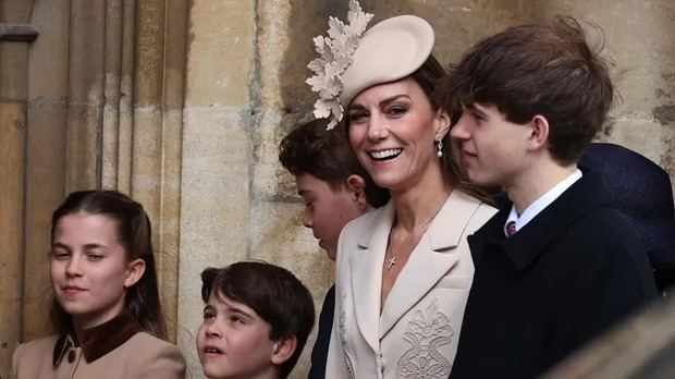 Kate Middleton, junto a sus hijos Charlotte y Louis.