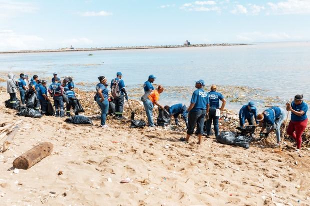 La Alcaldía del Distrito Nacional realizó una jornada de limpieza en la playa Montesinos.