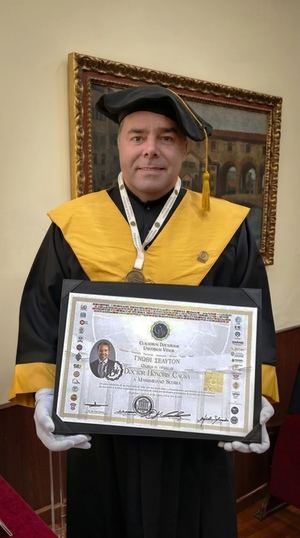 Massimiliano Scerra recibe doble Doctorado Honoris Causa en Sevilla por su aporte a la rehabilitación física y salud