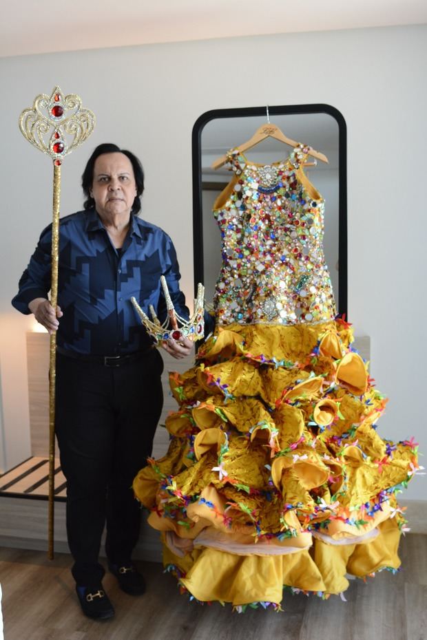 El estilo de Lirio se distingue por su capacidad de narrar historias a través de la moda, transformando cada traje en un espectáculo visual que celebra la identidad