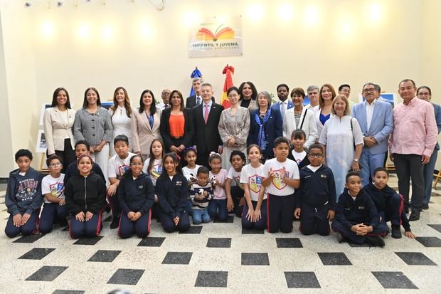 El embajador de China y Amerfi Cáceres junto a los infantes e invitados especiales de la actividad.
