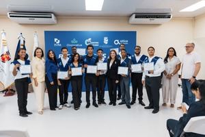 Carolina Mejía entrega certificados a 56 jóvenes en el Centro Futuro de Cristo Rey y Villas Agrícolas