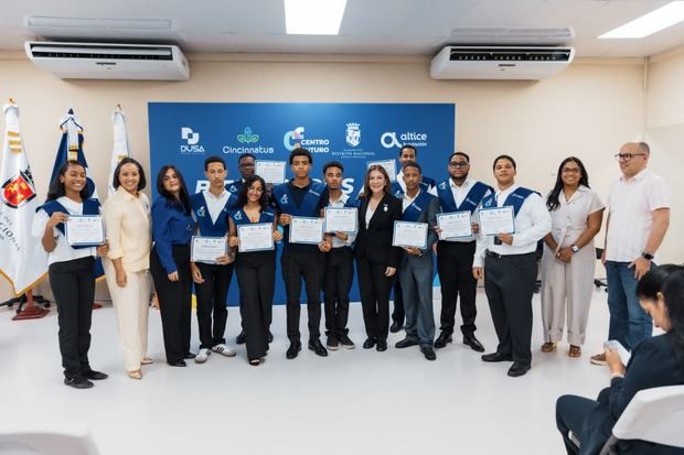 Carolina Mejía encabeza la quinta entrega de certificados a jóvenes de Cristo Rey y Villas Agrícolas en Centro Futuro
