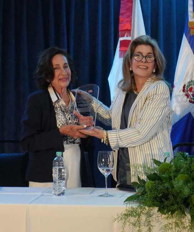Rosanna Tavares recibe el reconocimiento por parte de la Señora Bonetti.
