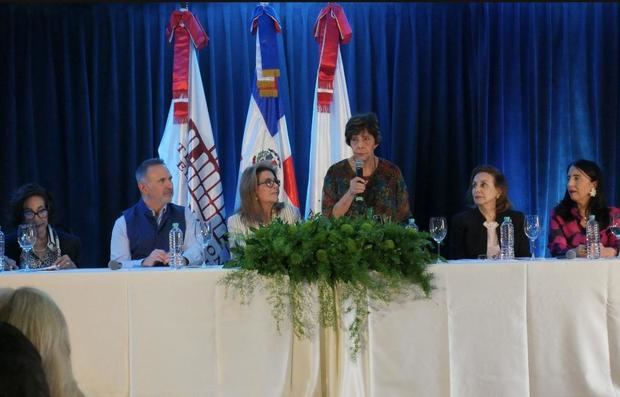 Natacha Sánchez se dirige a los presentes.