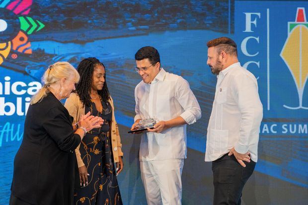 FCCA reconoce al ministro David Collado por su liderazgo en el crecimiento de la industria de cruceros de RD