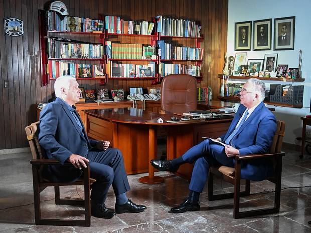 El presidente de Cuba, Miguel Díaz-Canel y Roberto Cavada, periodista.