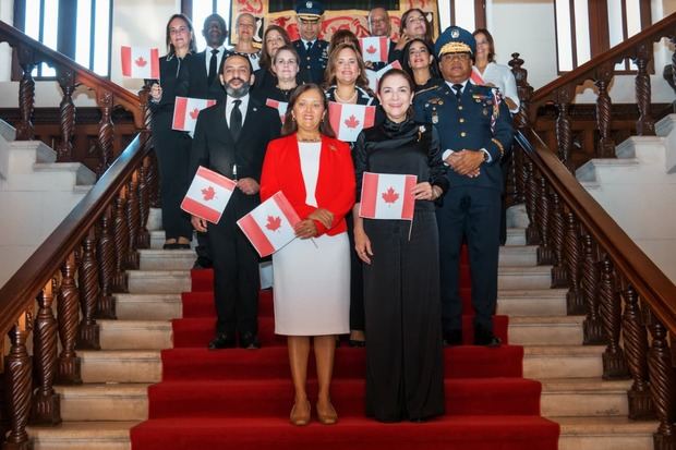 Carolina Mejía y embajadora Jacqueline DeLima encabezan acto por el Día de Canadá