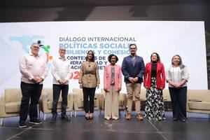 Triana Aybar, encargada del OPSD del Gabinete de Política Social (GPS), José Luis Germán, subdirector del COE, Max Puig, vicepresidente ejecutivo del CNCCMC, Thea García Ramírez, ministra del Ministerio de Desarrollo Humano, Apoyo Familiar de Belice, Claudia Teresa Valenzuela López, viceministra de políticas, planificación y evaluación del Ministerio de Desarrollo Social de Guatemala y Rolando Wilson, jefe de programas de la oficina del PMA en Perú.