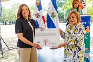 Embajada de El Salvador entrega 90 árboles Maquilishuat a la Alcaldía del DN