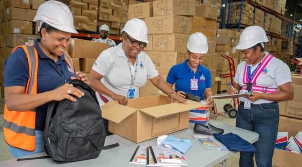 Ministerio de Educación avanza en la preparación integral del año escolar 2026-2027 con distribución de materiales, utilería e infraestructura
