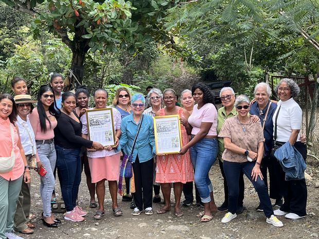 Xiomarita con las homenajeadas, descendientes e invitada.