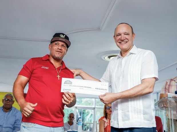 Éxito rotundo y 100 mil pesos en premios en el 'Gran Torneo de Dominó Alcaldía de Santiago'.
