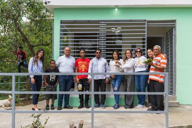 Banco Popular y FACCI entregan vivienda a familia de joven paciente oncológico en Yaguate