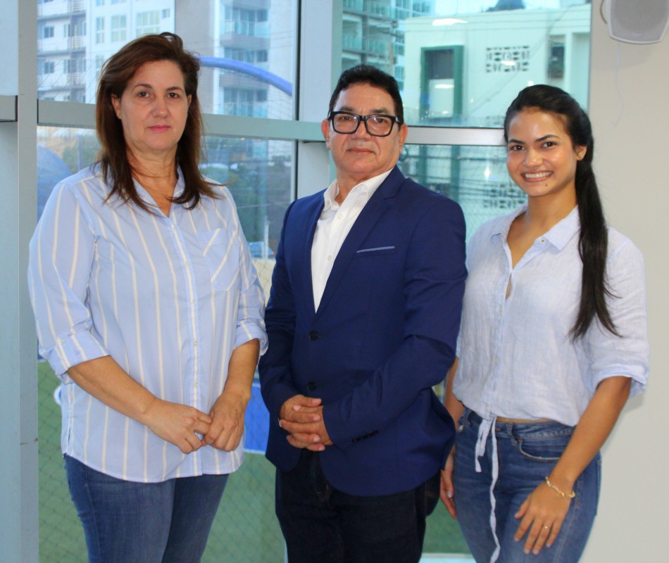 Araceli Durán, Víctor Pimentel y Aracelys Pimentel.